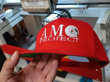 Casquette rouge AMO Project personnalisée en broderie.