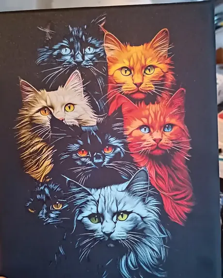 Toile décorative : une impression DTF représentant cinq chats stylisés, appliquée sur un tissu tendu et agrafé sur un cadre de bois.